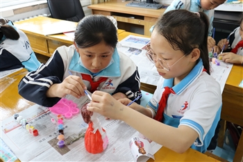 小川子社区“小太阳”爱心托管班的孩子在上兴趣课。  受访单位供图