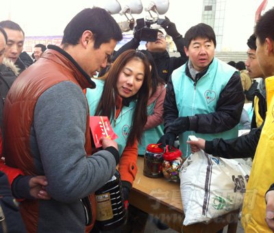 宁夏义工联合会工作人员给残疾人发放“爱心物资”